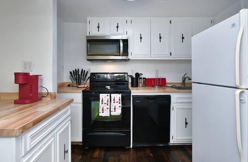 Drayton Apartment | Cozy, convenient, freshly renovated bungalow
