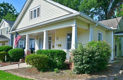 Drayton Apartment | Cozy, convenient, freshly renovated bungalow