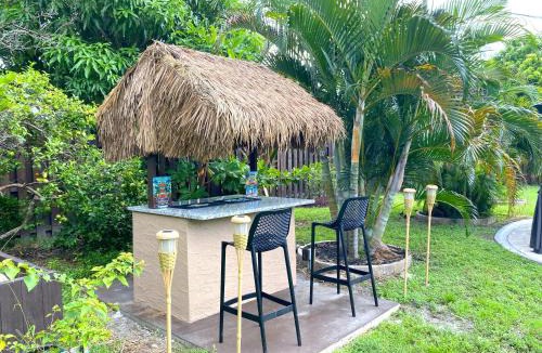 Cape Coral Villa | Cozy Coral Cottage with Tiki Hut, Mini Golf, Arcade and Grill