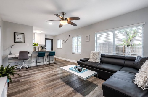 Delray Beach Cottage | Cozy Corner Cottage 2BR 1BA HUGE fenced in Yard