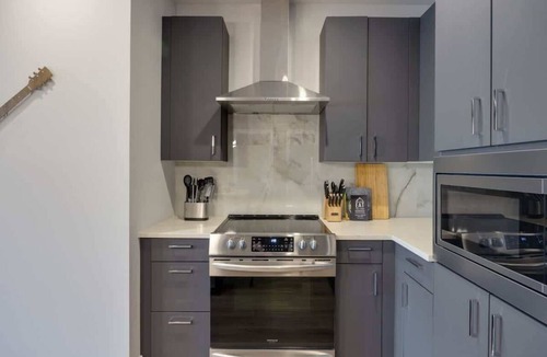 West End Condo | Cozy Corners by Vandy: Parking, Pool, Gym, Balcony