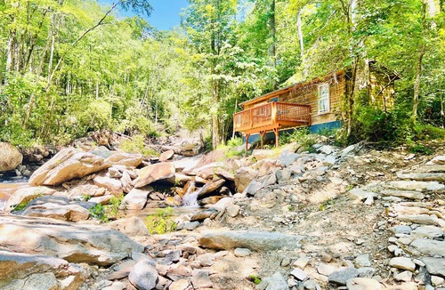 Gerton Cottage | Cozy Cottage Beside Creek with Waterfalls