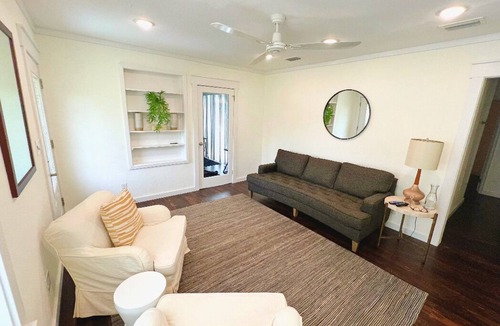 Navy Point Cottage | Cozy Cottage/One Block Away FromWater!