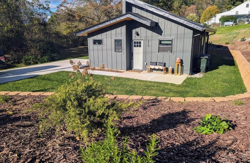 Waynesville Cottage | Cozy Cottage Sleeps 4! - Master King Bedroom and Hideaway Loft with Double Bed.
