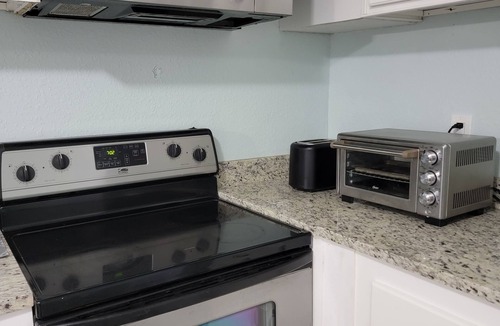Fort Pierce House | Cozy Cottage with large backyard! Mins from beach