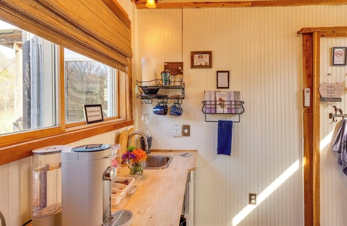 Chestnut Mound Apartment | Cozy Couple's Studio w/Hot Tub in Hickman