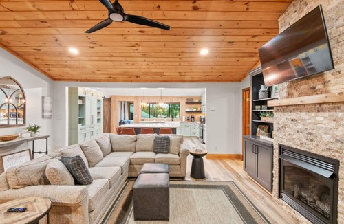 Prosperity House | Cozy Cove with HOT TUB Firepit SUPs and More