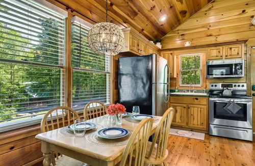 Smoky Mountains Cabin | Cozy Creekside Escape | Hot Tub Pet-Friendly