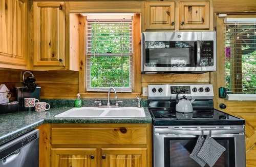 Smoky Mountains Cabin | Cozy Creekside Escape | Hot Tub Pet-Friendly