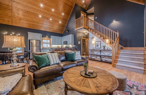 Dahlonega House | Cozy Dahlonega Cabin w/Hot Tub. Surrounded by wineries and 8 mins to downtown!