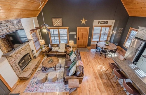 Dahlonega House | Cozy Dahlonega Cabin w/Hot Tub. Surrounded by wineries and 8 mins to downtown!