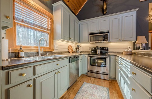 Dahlonega House | Cozy Dahlonega Cabin w/Hot Tub. Surrounded by wineries and 8 mins to downtown!