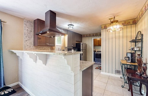 Snellville House | Cozy dog-friendly house, fenced backyard, patio, wifi, w/d, and garage