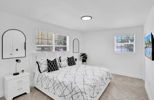 Ives Estates House | Cozy Fun House 4 2 Aventura Stadium Beach