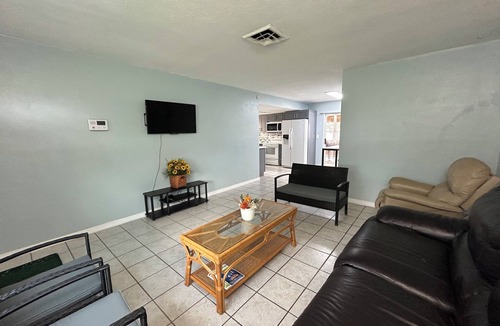 Pinellas Park House | Cozy Getaway: 3BR - 8PPL AC and WiFi Near Tampa Bay Beaches