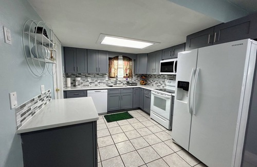 Pinellas Park House | Cozy Getaway: 3BR - 8PPL AC and WiFi Near Tampa Bay Beaches