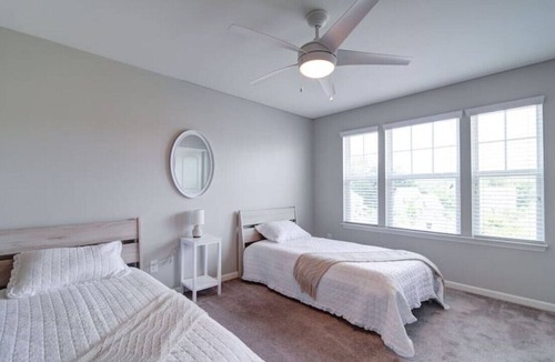Pineville House | Cozy Getaway near fun filled Carowinds & shopping