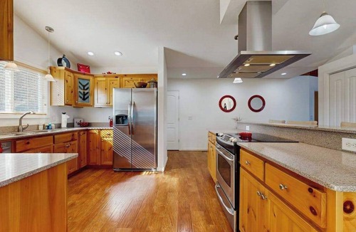Franklin House | Cozy haven with panoramic Smokey Mountain views - dog friendly!