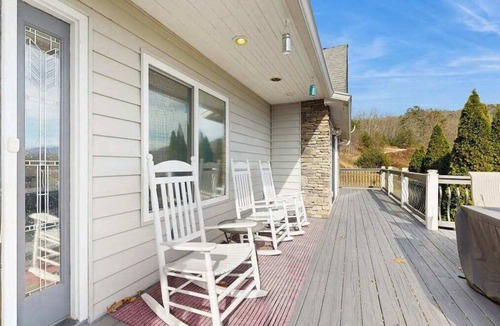 Franklin House | Cozy haven with panoramic Smokey Mountain views - dog friendly!