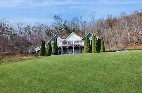 Franklin House | Cozy haven with panoramic Smokey Mountain views - dog friendly!