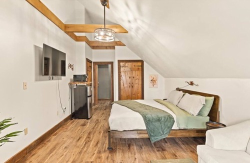 Townsend Hotel | Cozy Hideaway Room - Quiet Lodge Retreat