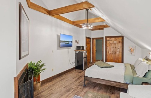 Townsend Hotel | Cozy Hideaway Room - Quiet Lodge Retreat