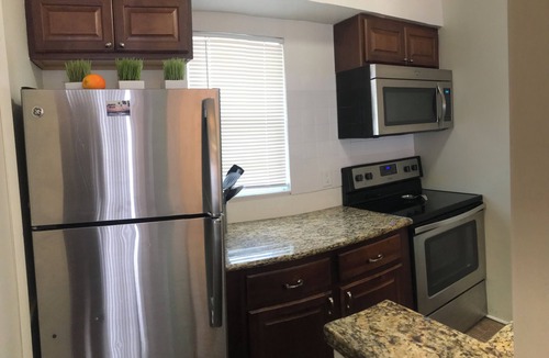 Madeira Beach Condo | Cozy & Mod condo, Walk to Beach, Self check In-Out, WiFi, 2 Heated Pools, Piers+