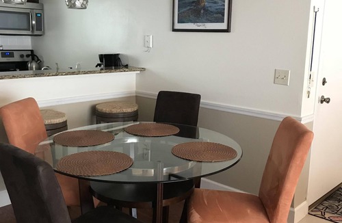Madeira Beach Condo | Cozy & Mod condo, Walk to Beach, Self check In-Out, WiFi, 2 Heated Pools, Piers+