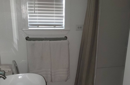 Mount Pleasant House | Cozy, modern 2 bedroom, 2 bath cottage