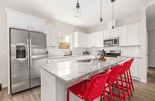 North Belmont House | Cozy & Modern 3-BR Belmont Stay—EV Charger—Pet friendly