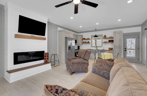 Dickel Cottage | Cozy Modern Farmhouse near Normandy Lake