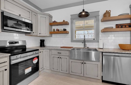 Dickel Cottage | Cozy Modern Farmhouse near Normandy Lake