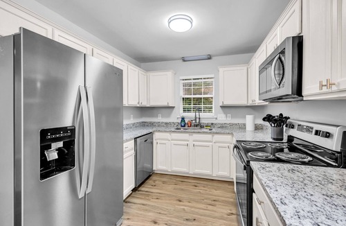 Winston - Salem House | Cozy Modern Home - Sleeps 8 - Wake Forest + Hospital
