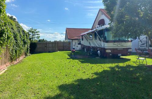 Ludlam Other | Cozy Motorhome with Free Parking & Private Entrance