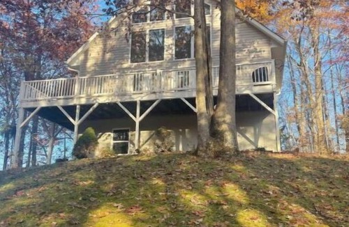 Franklin House | Cozy Mountain Cabin Perfect for Families and Pets