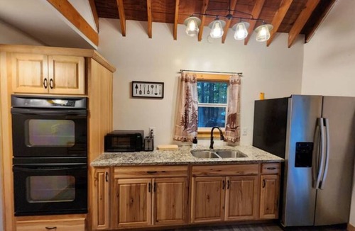 Demorest Cabin | Cozy Mountain Retreat: Your Perfect Cabin Getaway