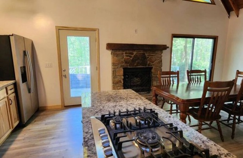 Demorest Cabin | Cozy Mountain Retreat: Your Perfect Cabin Getaway