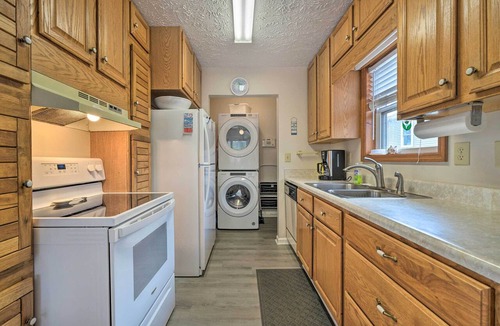 Yaupon Beach Cottage | Cozy Oak Island House < 1 Mi to Beaches!