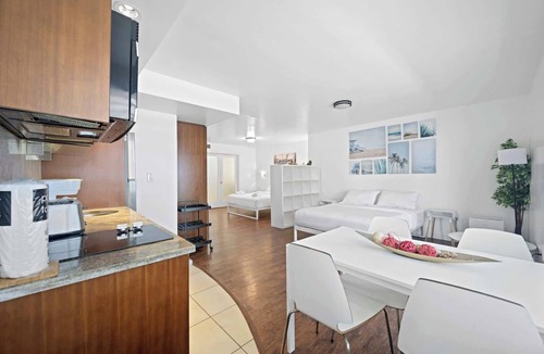 South Beach Condo | Cozy Ocean Drive Studio - Roof top Pool and Bar
