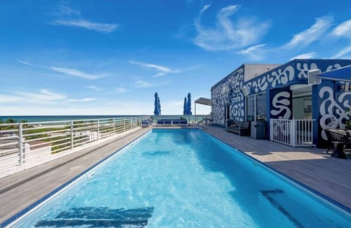 South Beach Condo | Cozy Ocean Drive Studio - Roof top Pool and Bar