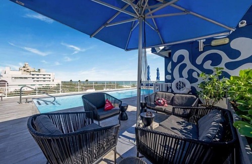 South Beach Condo | Cozy Ocean Drive Studio - Roof top Pool and Bar