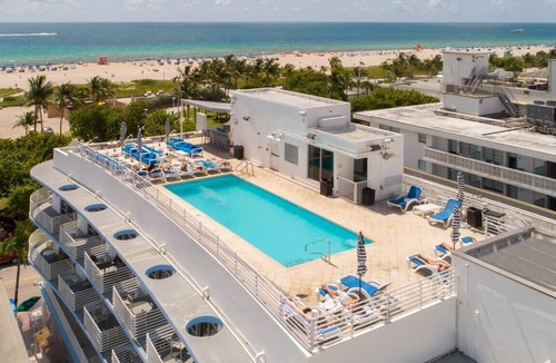 South Beach Condo | Cozy Ocean Drive Studio - Roof top Pool and Bar