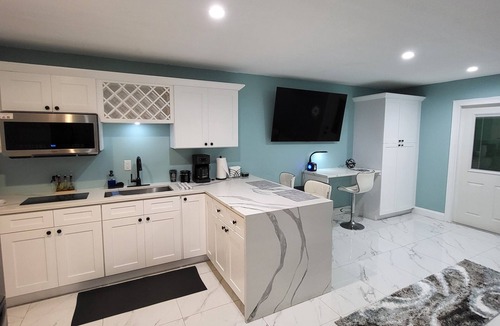 Bearss Plaza Apartment | Cozy, pet friendly, centrally-located studio in Tampa