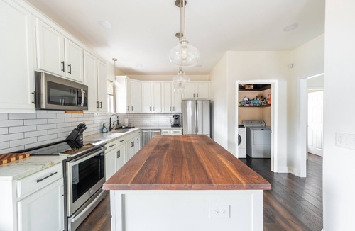 McFerrin Park House | Cozy Remodeled House with Views | Prime Location by RedAwning