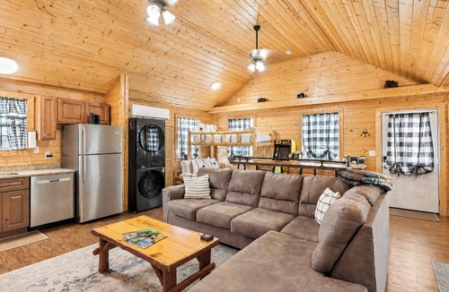 Walland Cabin | Cozy riverside cabin, hottub, fire-pit, fishing, tubing, relaxing