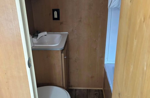 Madison House | Cozy RV sleeps 4, WiFi, fitness room in wonderful Madison