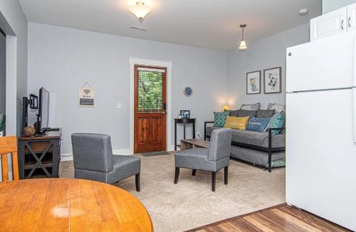 St. Elmo Improvement League House | Cozy Spacious Cabin with Beautiful Hiking Trails in Tennessee