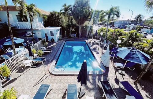 Lauderdale-by-the-Sea Apartment | Cozy Standard Double Room - Steps to Beach, Free Parking & Pool
