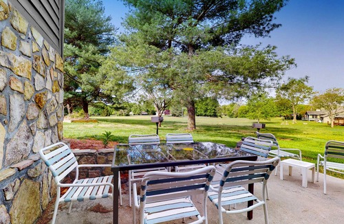 Baneberry House | Cozy Studio, Balcony, Gym, Games, Near Douglas Lake