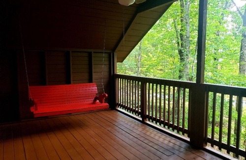 Sevierville Apartment | Cozy Studio Cabin In The Smokies. Close to Pigeon Forge + Wears Valley.